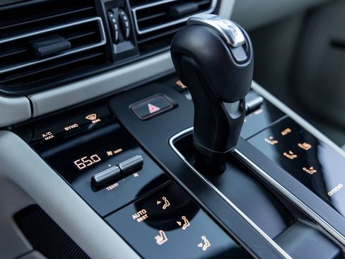 Certified 2024 Porsche Macan Turbo image 37