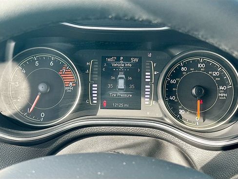 Used 2021 Jeep Cherokee Latitude Lux w/ Sun & Sound Group AWD/4WD image 11