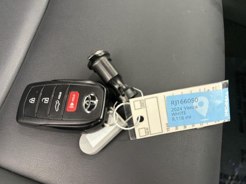 Used 2024 Toyota Venza XLE AWD/4WD image 29