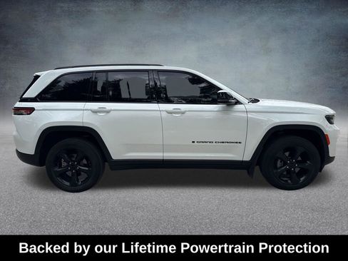Used 2022 Jeep Grand Cherokee Altitude AWD/4WD image 7