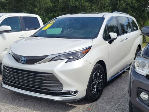 Certified 2025 Toyota Sienna Platinum AWD/4WD image 2
