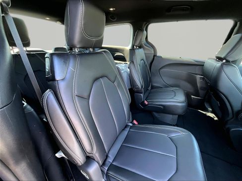 New 2027 Chrysler Pacifica Select AWD/4WD image 18