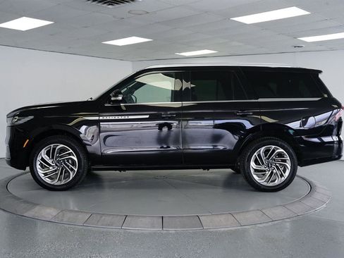 Used 2025 Lincoln Navigator Reserve image 7