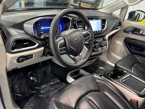 Used 2023 Chrysler Pacifica Touring-L FWD image 7