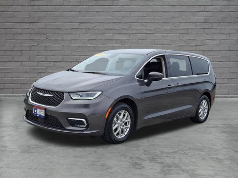 Used 2023 Chrysler Pacifica Touring-L FWD image 6