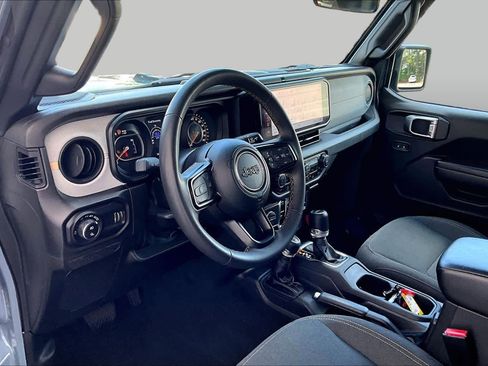 Used 2024 Jeep Gladiator Sport AWD/4WD image 17