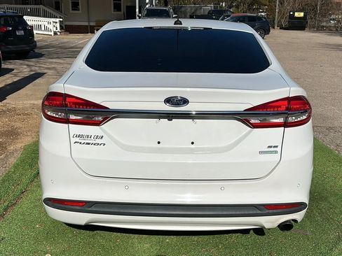Used 2017 Ford Fusion SE w/ Fusion SE Technology Package image 6