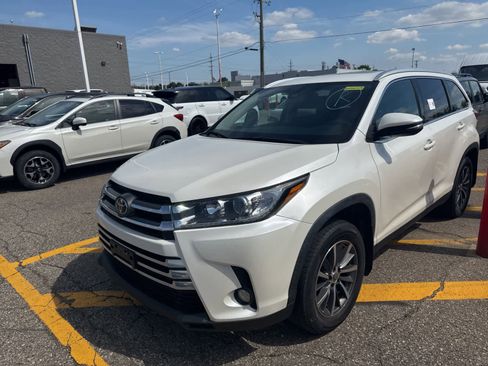 Used 2019 Toyota Highlander AWD V6 image 2