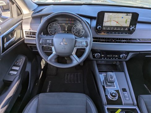 Used 2023 Mitsubishi Outlander SE image 16