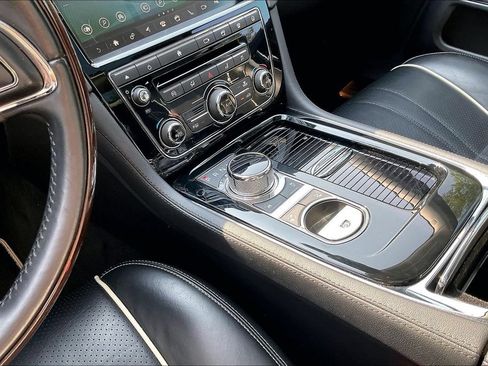 Used 2018 Jaguar XJ R-Sport RWD image 18