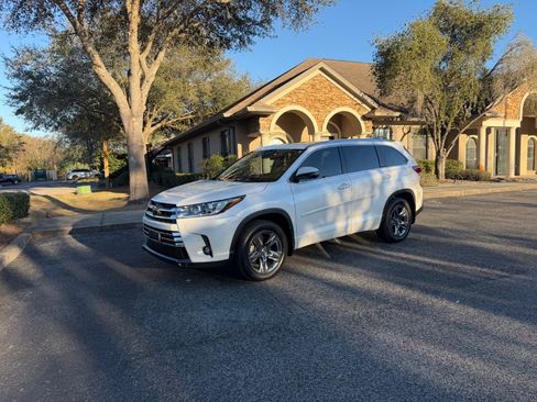 Used 2019 Toyota Highlander Limited Platinum image 3