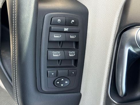 Used 2024 Chrysler Pacifica Limited FWD image 21