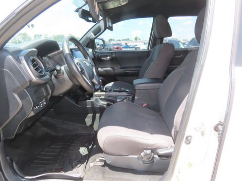 Used 2017 Toyota Tacoma TRD Sport AWD/4WD image 25