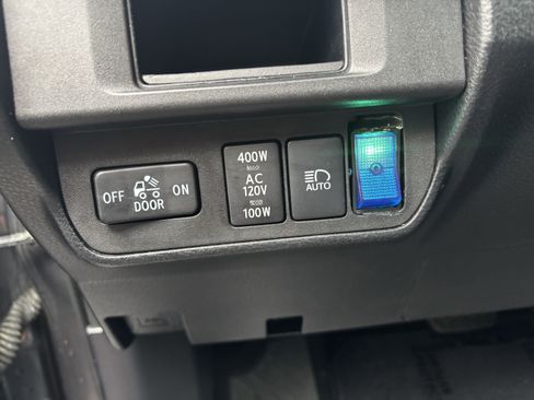 Used 2018 Toyota Tacoma TRD Sport image 28