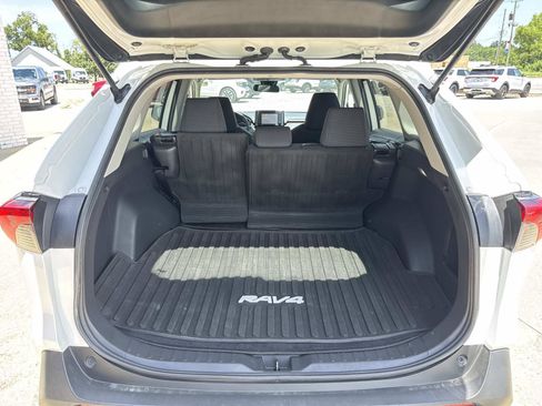 Used 2022 Toyota RAV4 LE FWD image 8