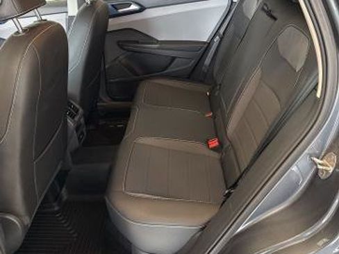 Used 2024 Volkswagen Taos SE AWD/4WD image 10