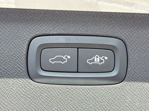 Used 2023 Volvo XC90 B6 Plus image 13