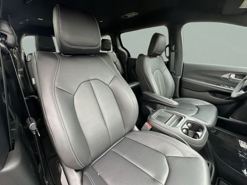 New 2027 Chrysler Pacifica Select FWD image 38