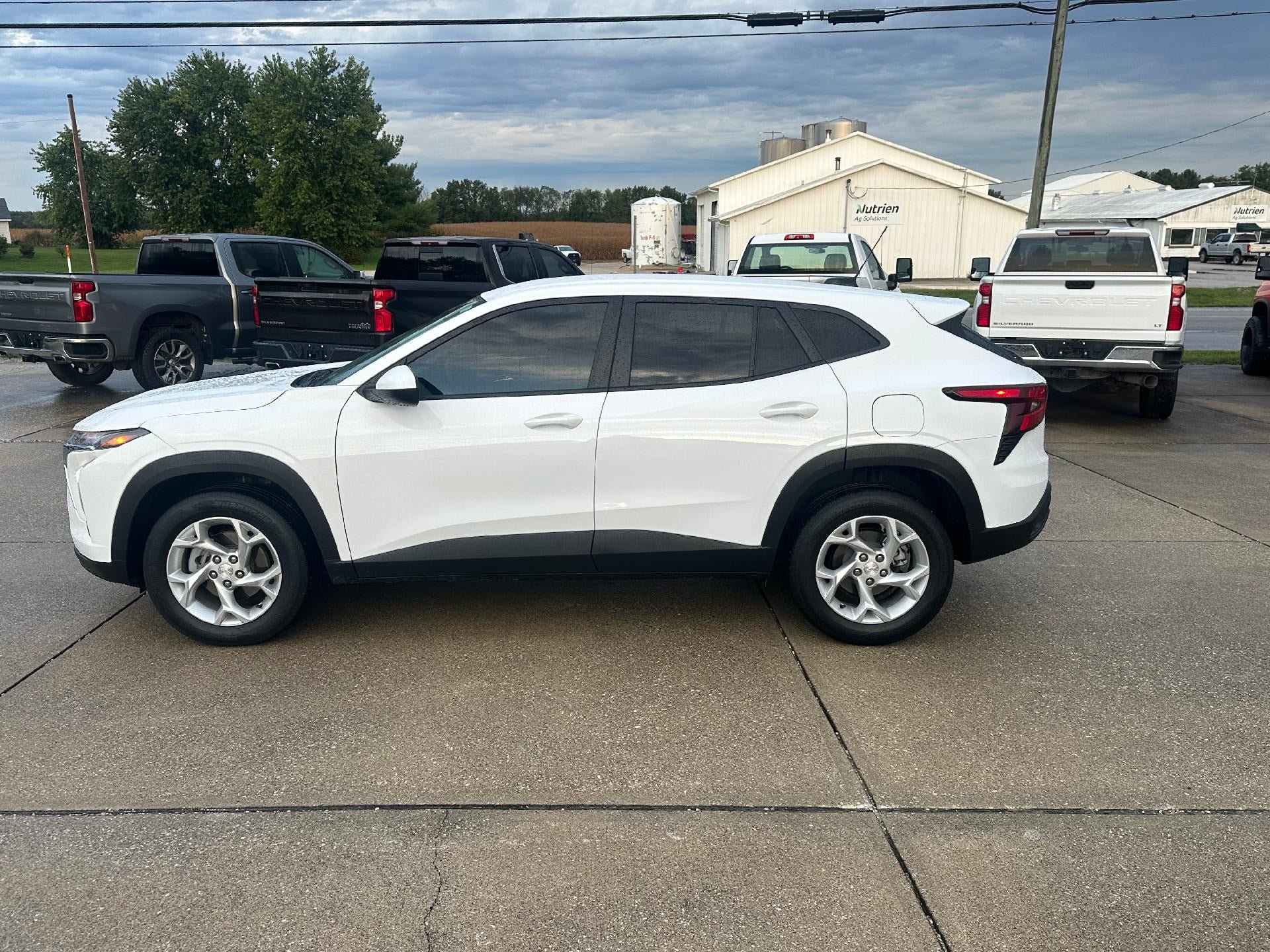 Used 2024 Chevrolet Trax LS w/ LS Convenience Package FWD image 4