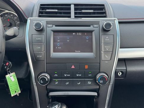 Used 2015 Toyota Camry SE w/ Moonroof Package FWD image 12
