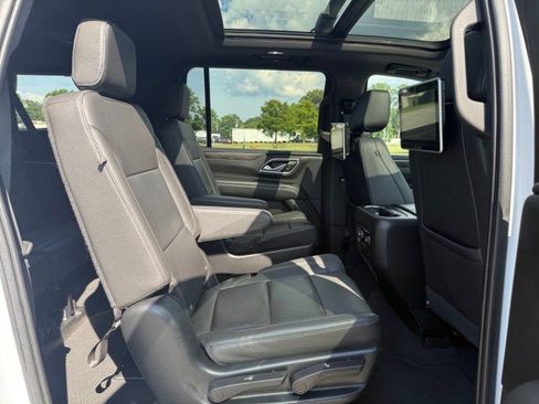 Used 2022 Chevrolet Suburban Z71 w/ Luxury Package AWD/4WD image 14