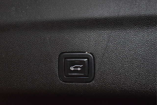 Used 2024 GMC Yukon XL SLT AWD/4WD image 10