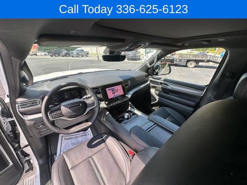 Used 2025 Jeep Wagoneer L Series III w/ Premium Group I AWD/4WD image 17