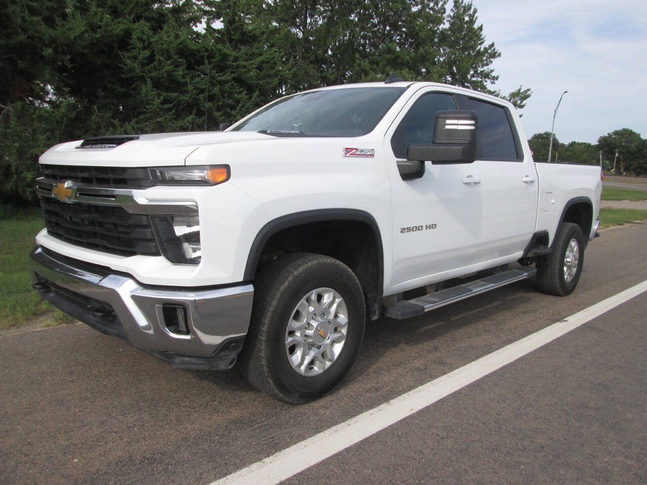 Used 2024 Chevrolet Silverado 2500 LT AWD/4WD image 2