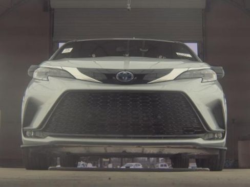 Used 2021 Toyota Sienna XSE image 4