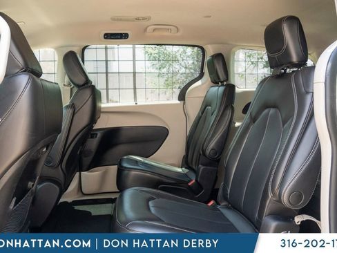 Used 2023 Chrysler Pacifica Touring-L FWD image 18