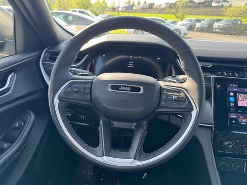 Used 2024 Jeep Grand Cherokee Laredo w/ Luxury Tech Group I AWD/4WD image 12