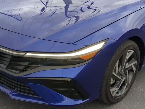 Used 2025 Hyundai Elantra Limited image 11