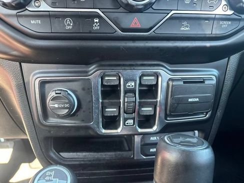Used 2022 Jeep Wrangler Unlimited Sahara AWD/4WD image 35