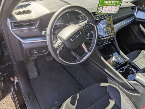 Used 2023 Jeep Grand Cherokee Altitude image 11