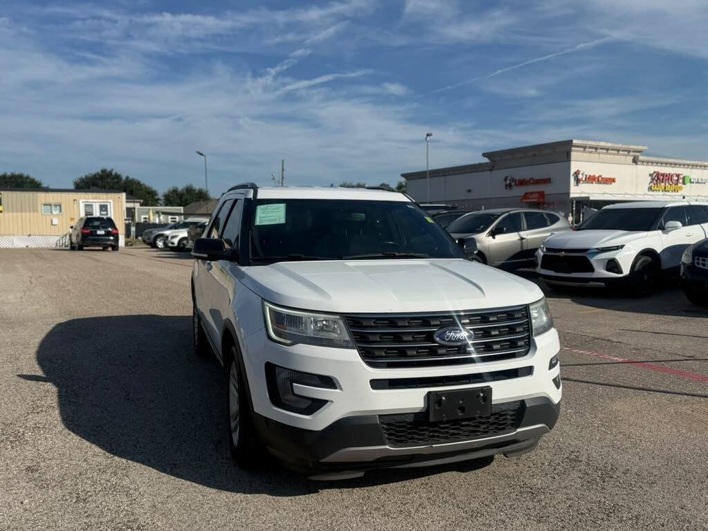 Used 2017 Ford Explorer XLT w/ Equipment Group 201A FWD image 5