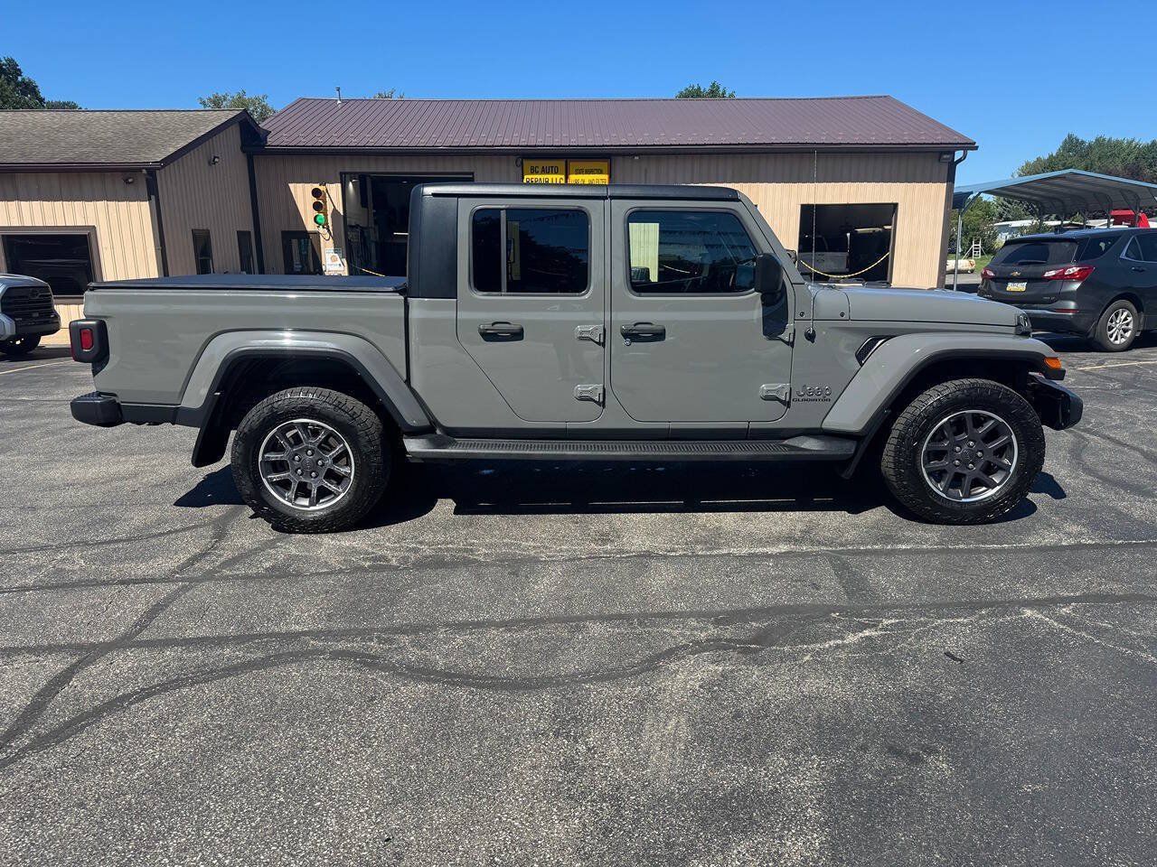 Used 2022 Jeep Gladiator Overland w/ Popular Equipment Package AWD/4WD image 3