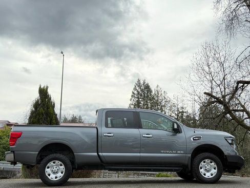 Used 2018 Nissan Titan SV image 9