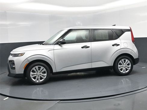 Used 2021 Kia Soul LX image 3