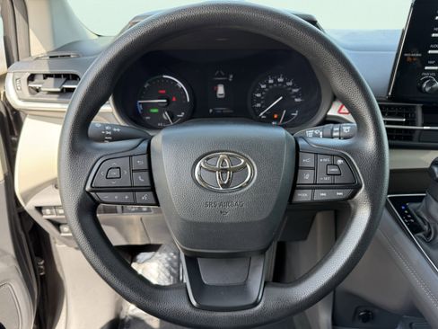 Used 2024 Toyota Sienna LE image 72