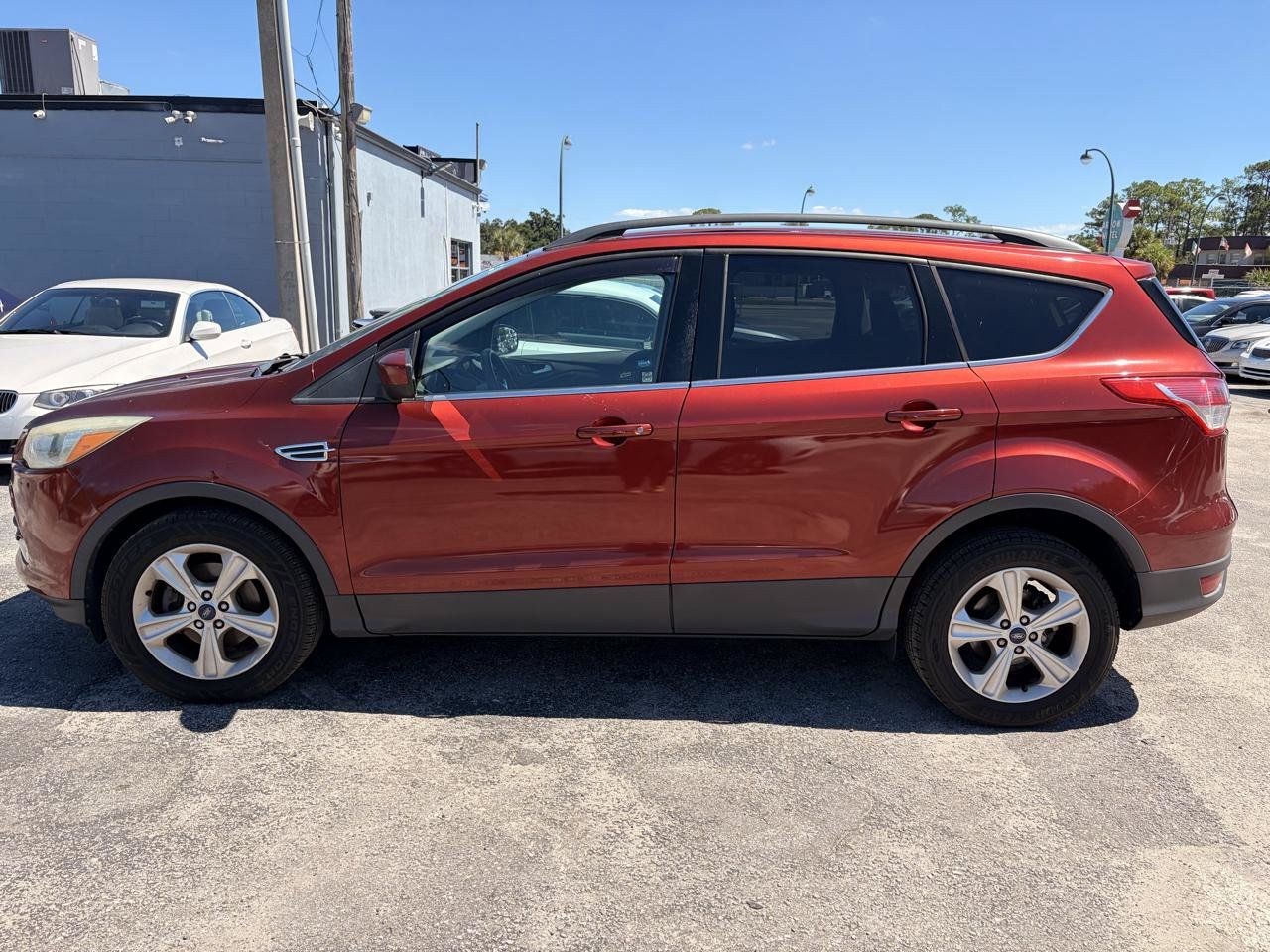 Used 2016 Ford Escape SE w/ Equipment Group 201A FWD image 2