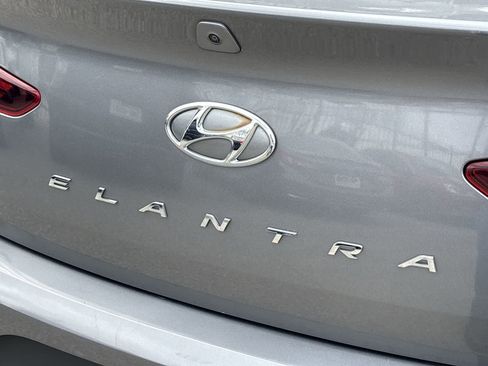 Used 2019 Hyundai Elantra SE w/ Cargo Package image 18