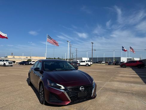 Certified 2025 Nissan Altima 2.5 SV FWD image 3
