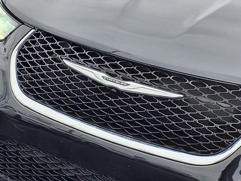 Used 2024 Chrysler Pacifica Limited image 29