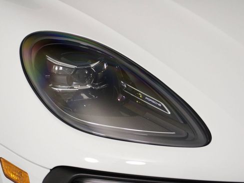 Certified 2026 Porsche Macan AWD/4WD image 28
