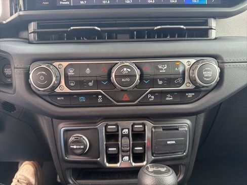 Used 2025 Jeep Wrangler Unlimited Sahara w/ Safety Group image 13