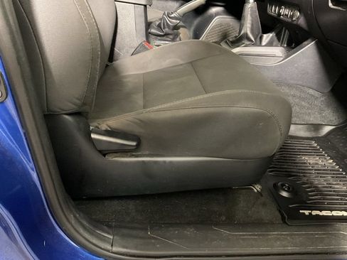 Used 2018 Toyota Tacoma TRD Sport AWD/4WD image 37