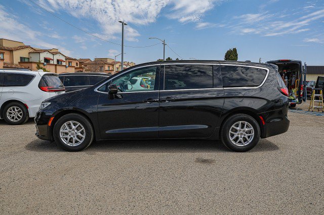 Used 2023 Chrysler Pacifica Touring-L FWD image 7