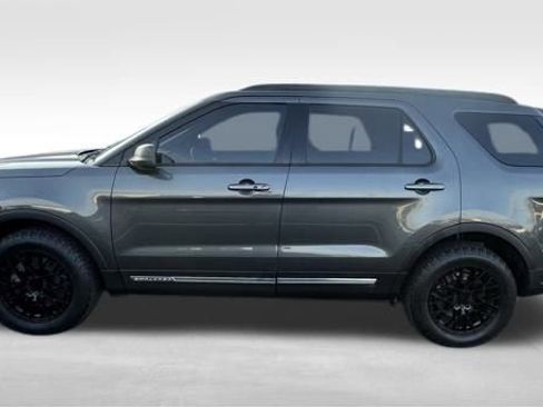 Used 2019 Ford Explorer XLT image 3