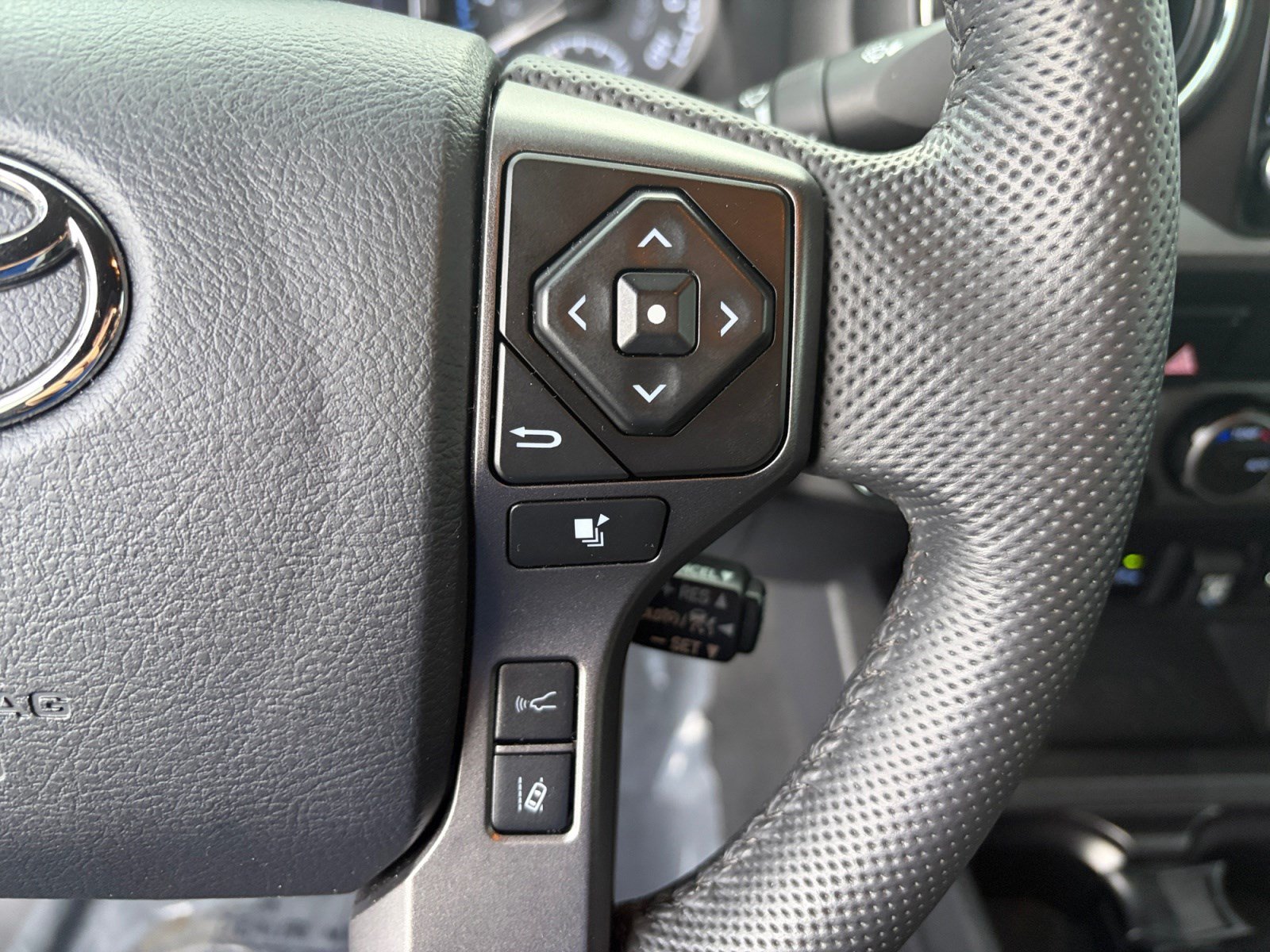 Certified 2023 Toyota Tacoma TRD Off-Road w/ Technology Package AWD/4WD image 15