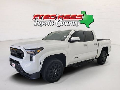Used 2025 Toyota Tacoma SR5 AWD/4WD image 1